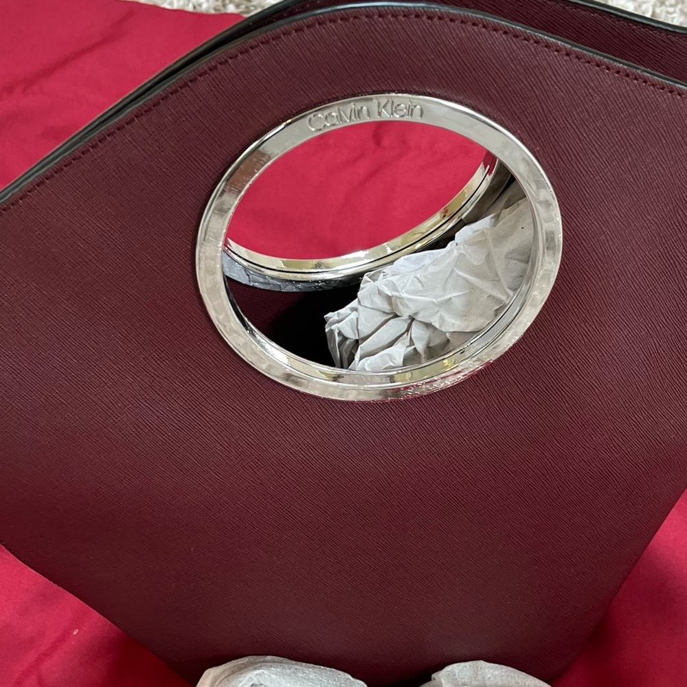 NWOT CALVIN KLEIN with a removable strap 😊😊